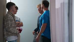 Jake pilonne Cody après une blague maladroite